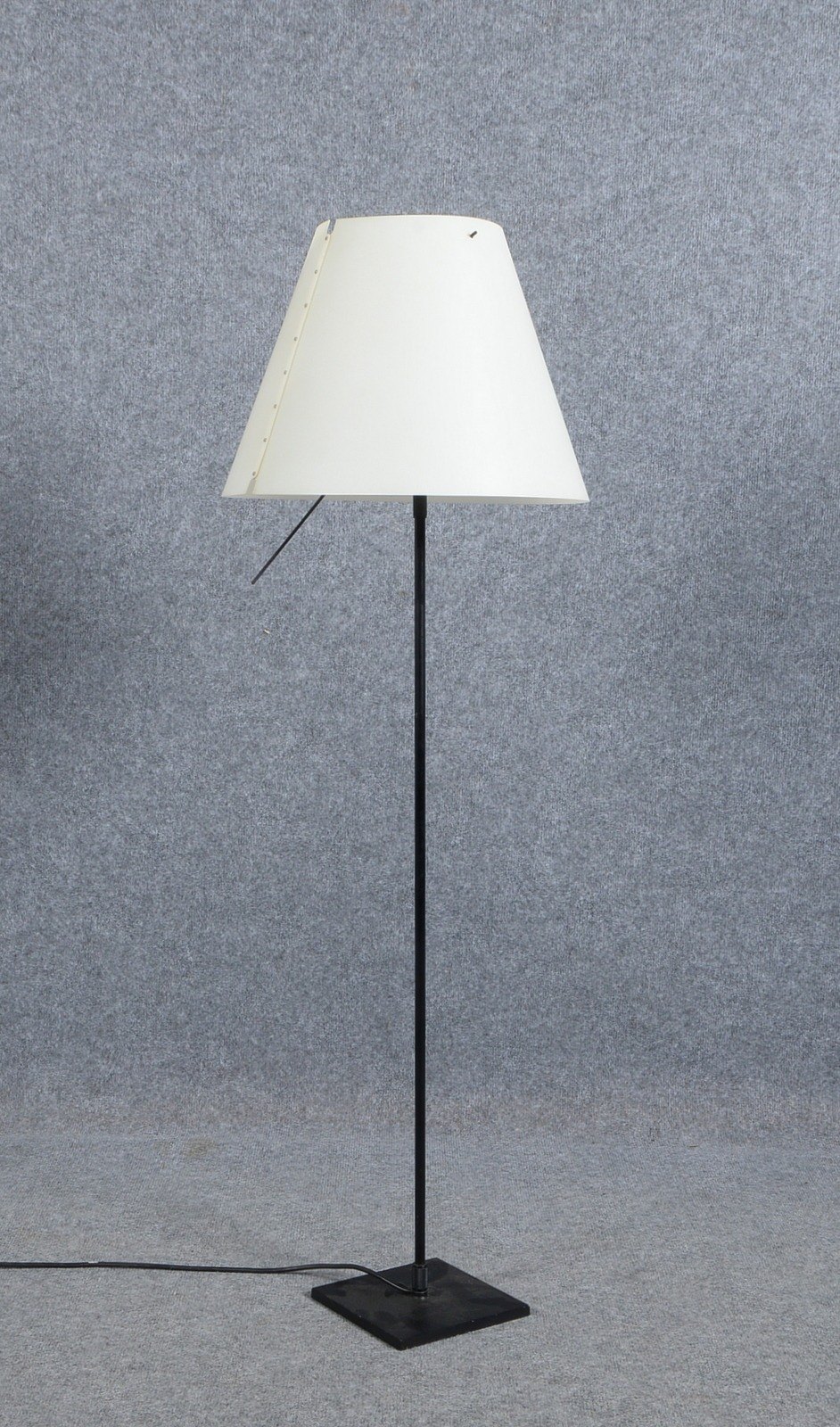 Luceplan/Italien, Designer-Stehlampe, 1-flammig, Modell 'Constanza', schwarzer Metall-Stand mit weiß