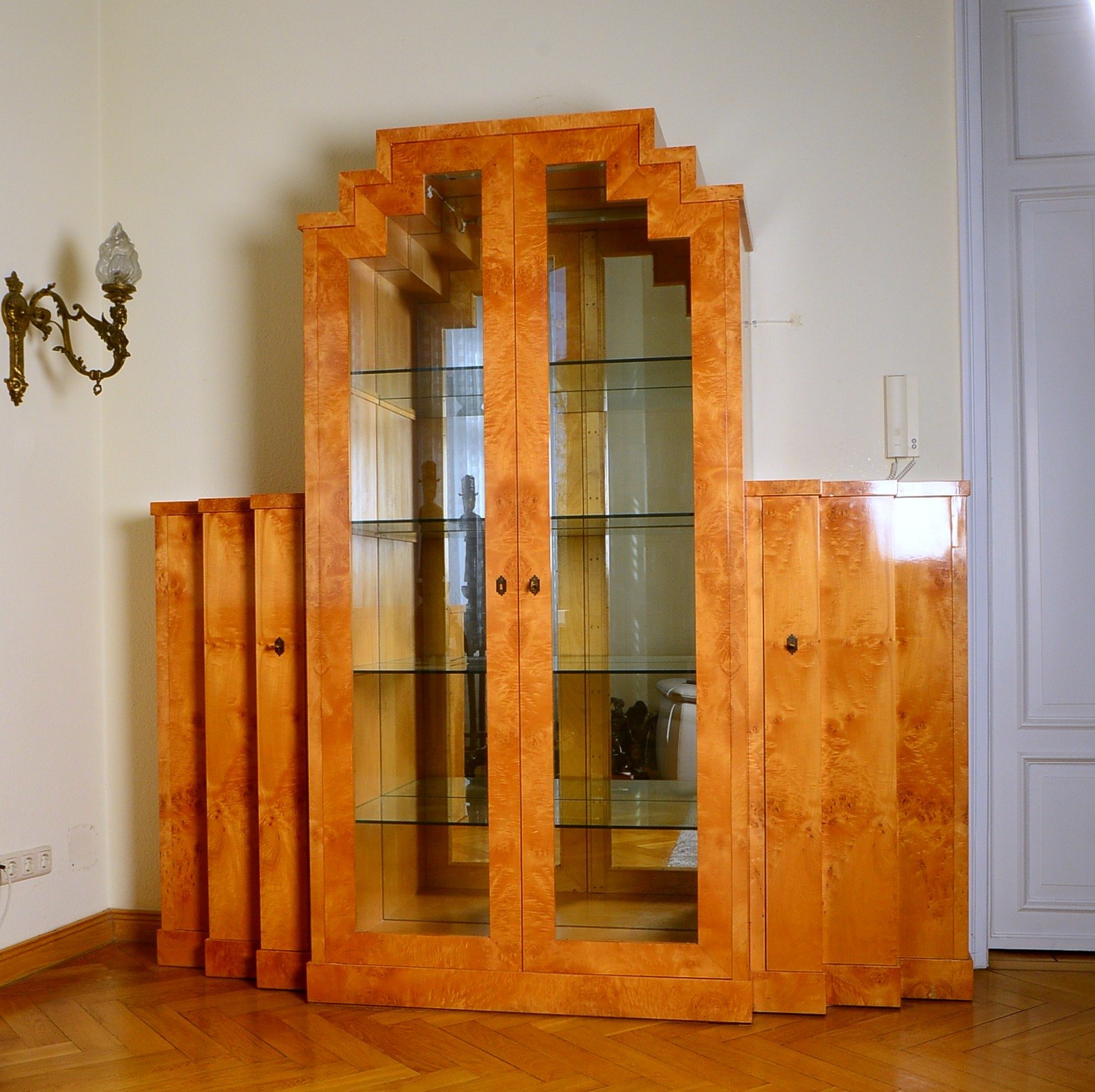 Vitrinenschrank (Ausführung im Art déco-Stil), Massivholz mit afrikanischem Birke-Furnier, 2-tü