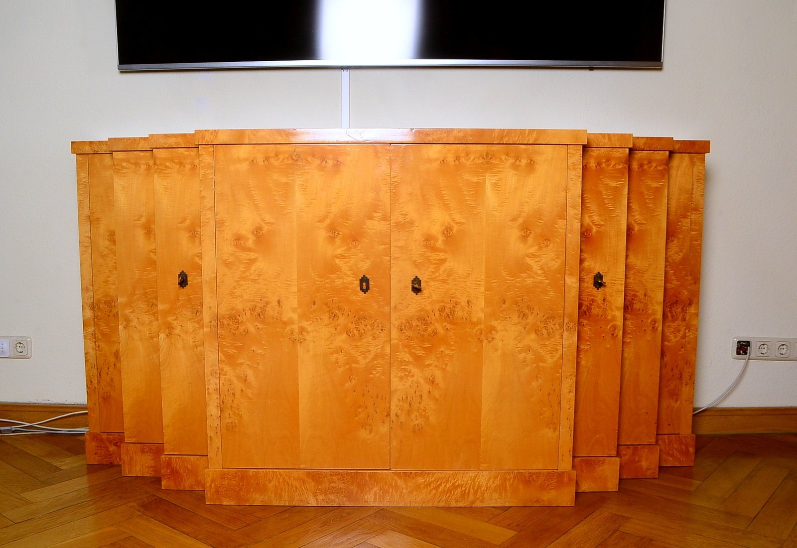 Sideboard/Anrichte (Ausführung im Art déco-Stil), Massivholz mit afrikanischem Birke-Furnier, 4-türi