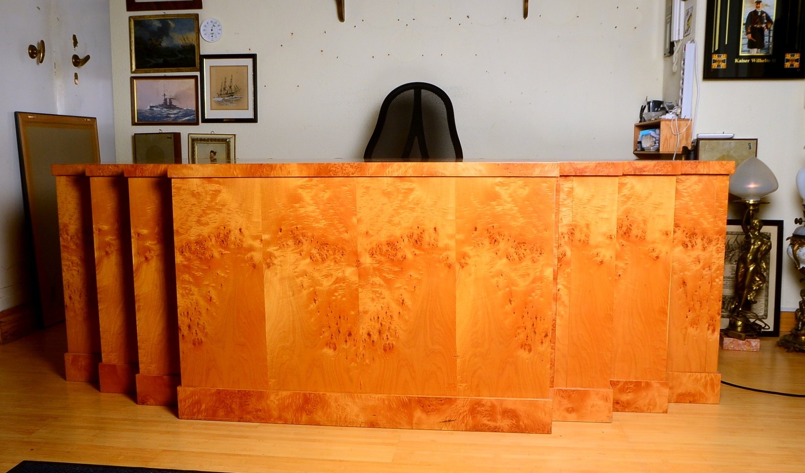 Repräsentativer Schreibtisch (Ausführung im Art déco-Stil), Massivholz mit afrikanischem Birke-Fu