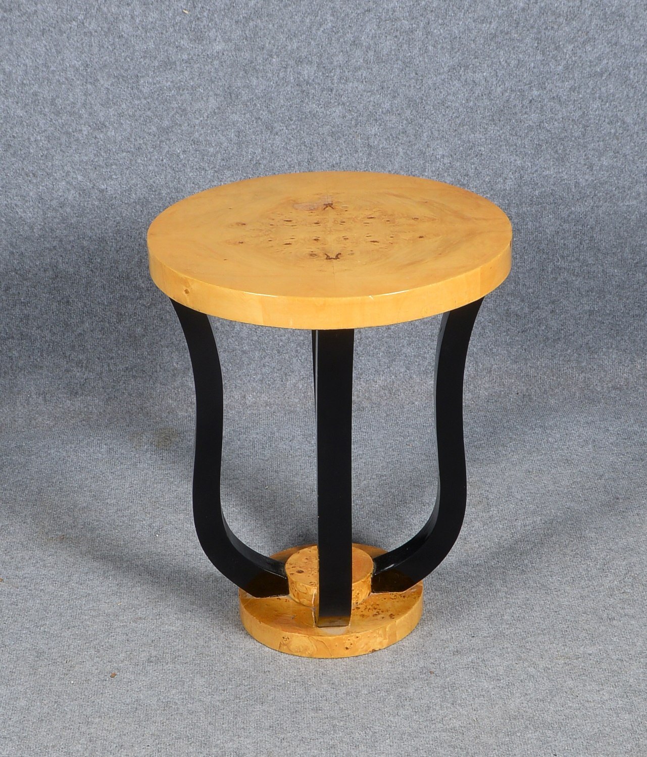 Kleiner Beistelltisch (Ausführung im Art déco-Stil), Massivholz mit afrikanischem Birke-Furnier, Hol
