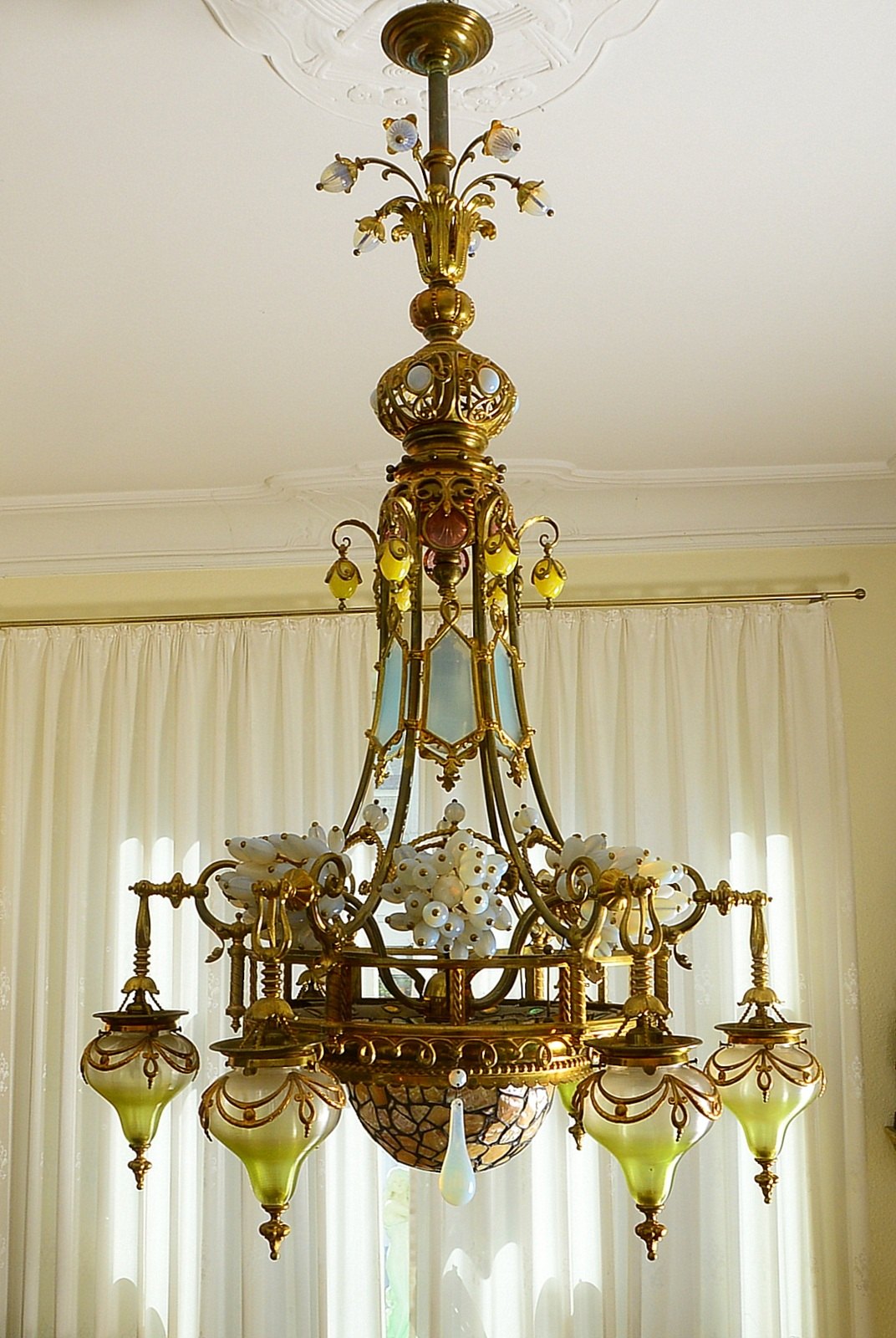 Prunkvolle Deckenlampe (Historismus), 13-flammig, Messinggestell mit diversem Glasbehang/Glasschirme