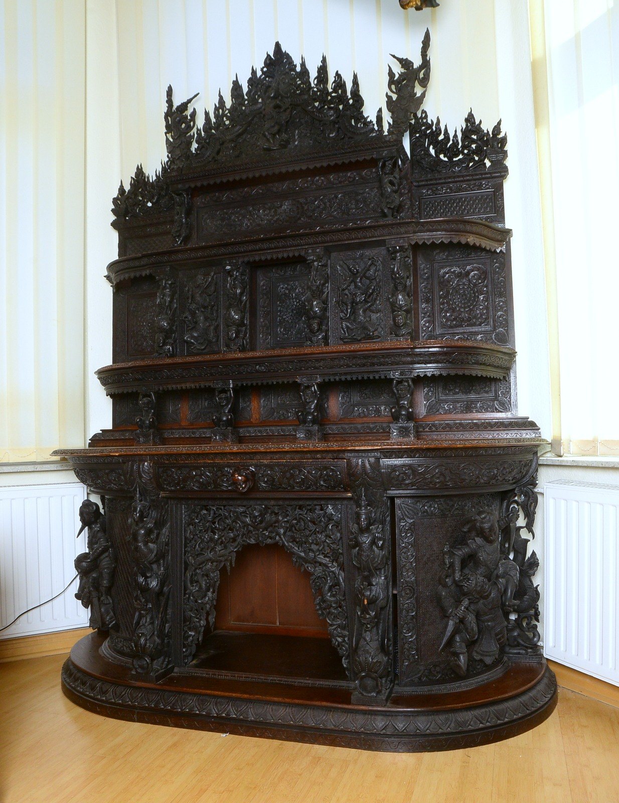 Aufsatzschrank/Buffet (Thailand), Massivholz/gebeizt, Holz reich verziert - mit aufwendigem floralem