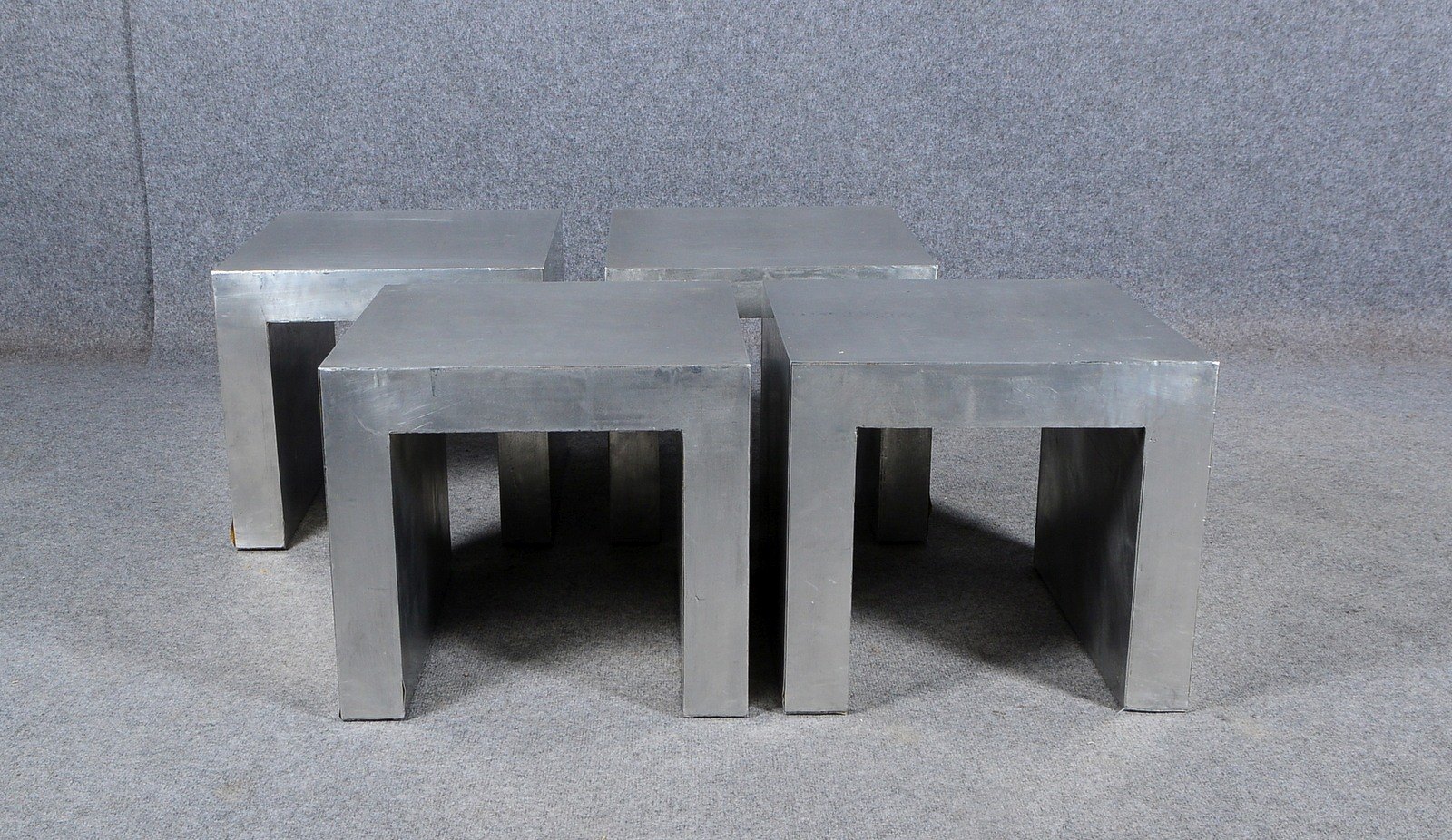 Satz Couchtische/Beistelltische, Aluminium und Holz, 4 Stück; Höhe 40,5 cm, Breite 45 cm, Tiefe 45 c