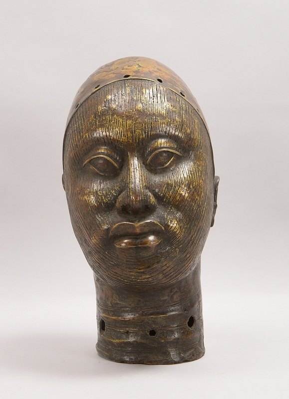 Bronze-Kopf (Benin), profiliert/teils mit Löchern; Höhe 41 cm
