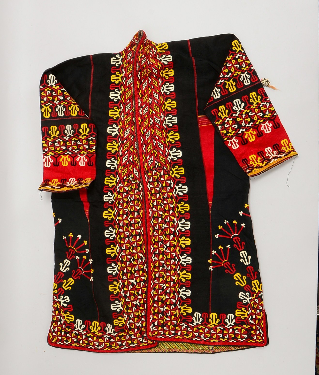Traditionelles Hochzeitskleid (Turkmenistan), Seide, mit Handstickerei