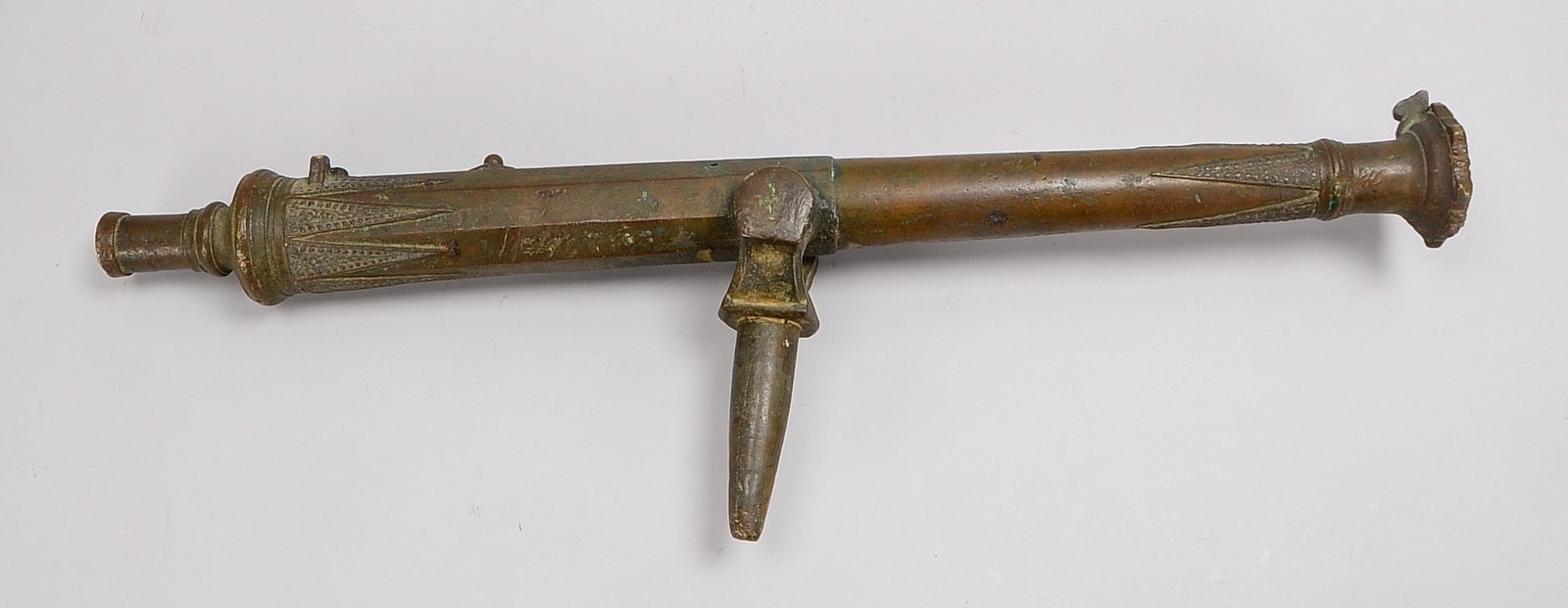 Historische Handkanone, Lantaka, Kaliber 26 mm, einteiliger Bronzeguss, mit Reliefdekor