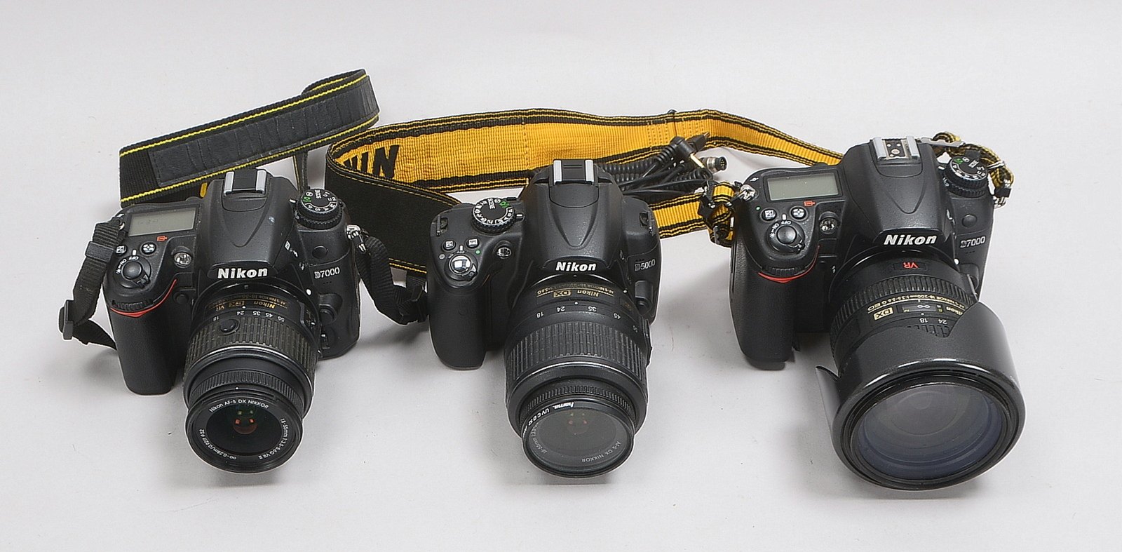 Kamera-Sammlerkonvolut, Nikon: 2x Nikon 'D7000', mit Nikon VR-Objektiv 'DX, 18-200 mm, 1:3,5 - 5,6';