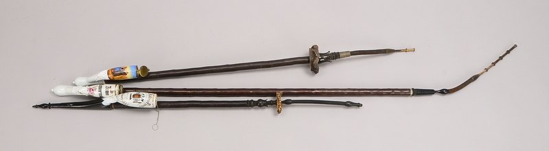 3 Sammler-Gesteckpfeifen, Porzellan, Holz und Horn, unterschiedliche Ausf./Motive