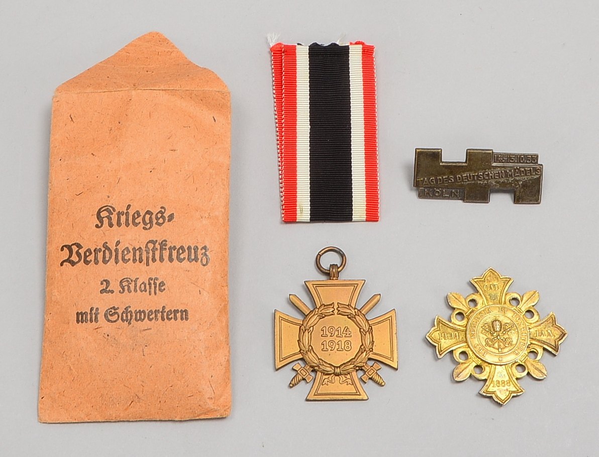 Kleines Ehrenzeichen-Sammlerkonvolut, Orden/Abzeichen, 3 Stück: 1x 'Kriegsverdienstkreuz II. Klasse