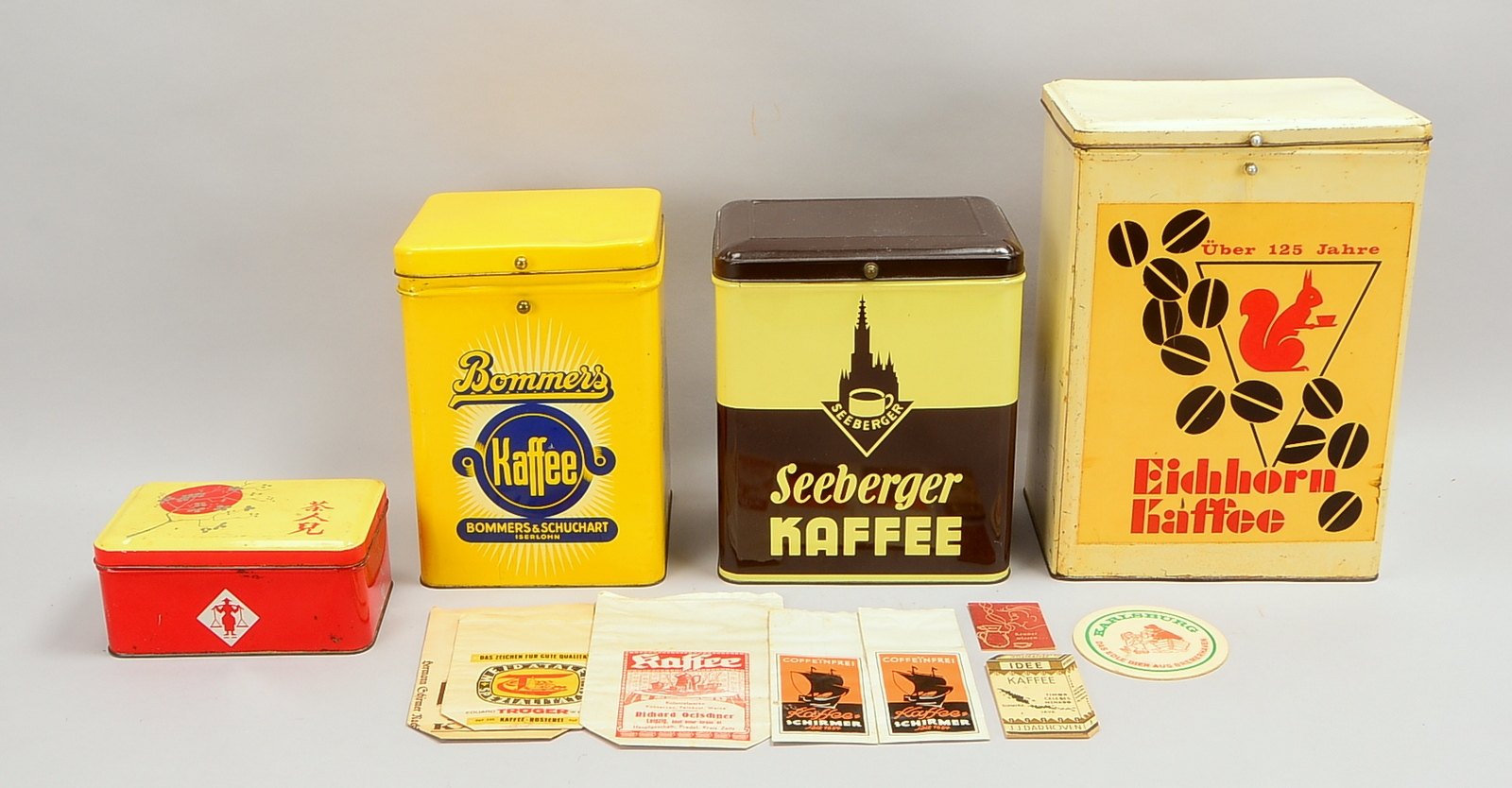 Kleines Vorratsdosen-Sammlerkonvolut, Kaffee-Präsentationsdosen, Weißblech, jeweils mit original Mar