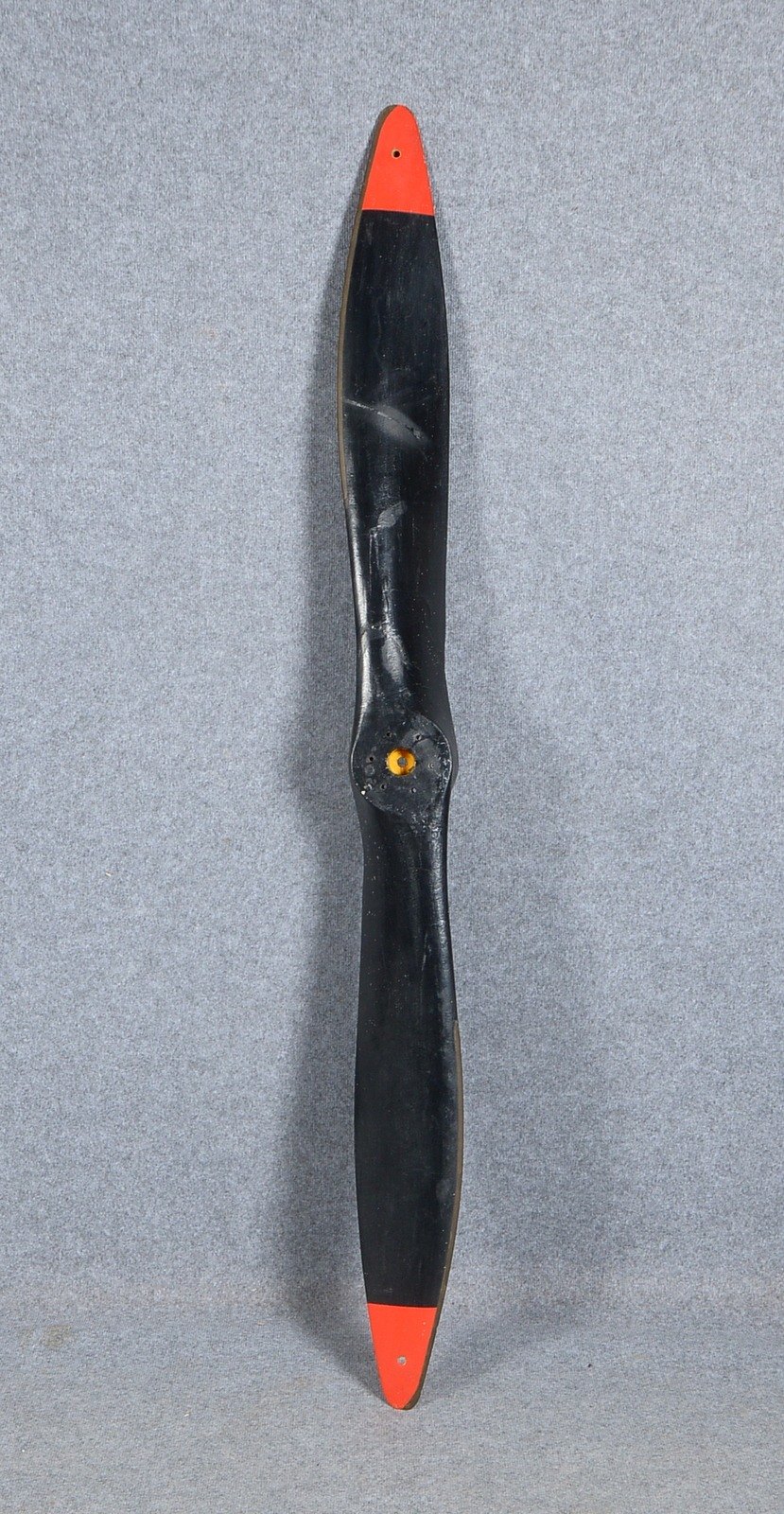 Flugzeug-Propeller, laminiertes Holz, schwarz-rot gefasst, mit Messing-Schlagkante