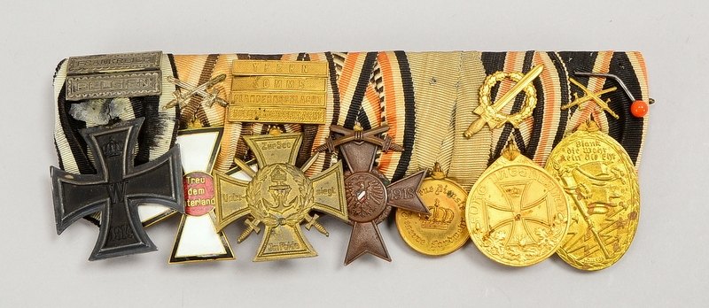 Sammler-Medaillenspange (I. WK), besetzt mit diversen Orden/Medaillen, 7 Stück: 'Eisernes Kreuz II.