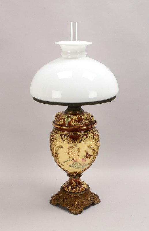 Petroleumlampe, Bronze/Majolika, mit Glaskolben und Milchglasschirm; Höhe 69 cm