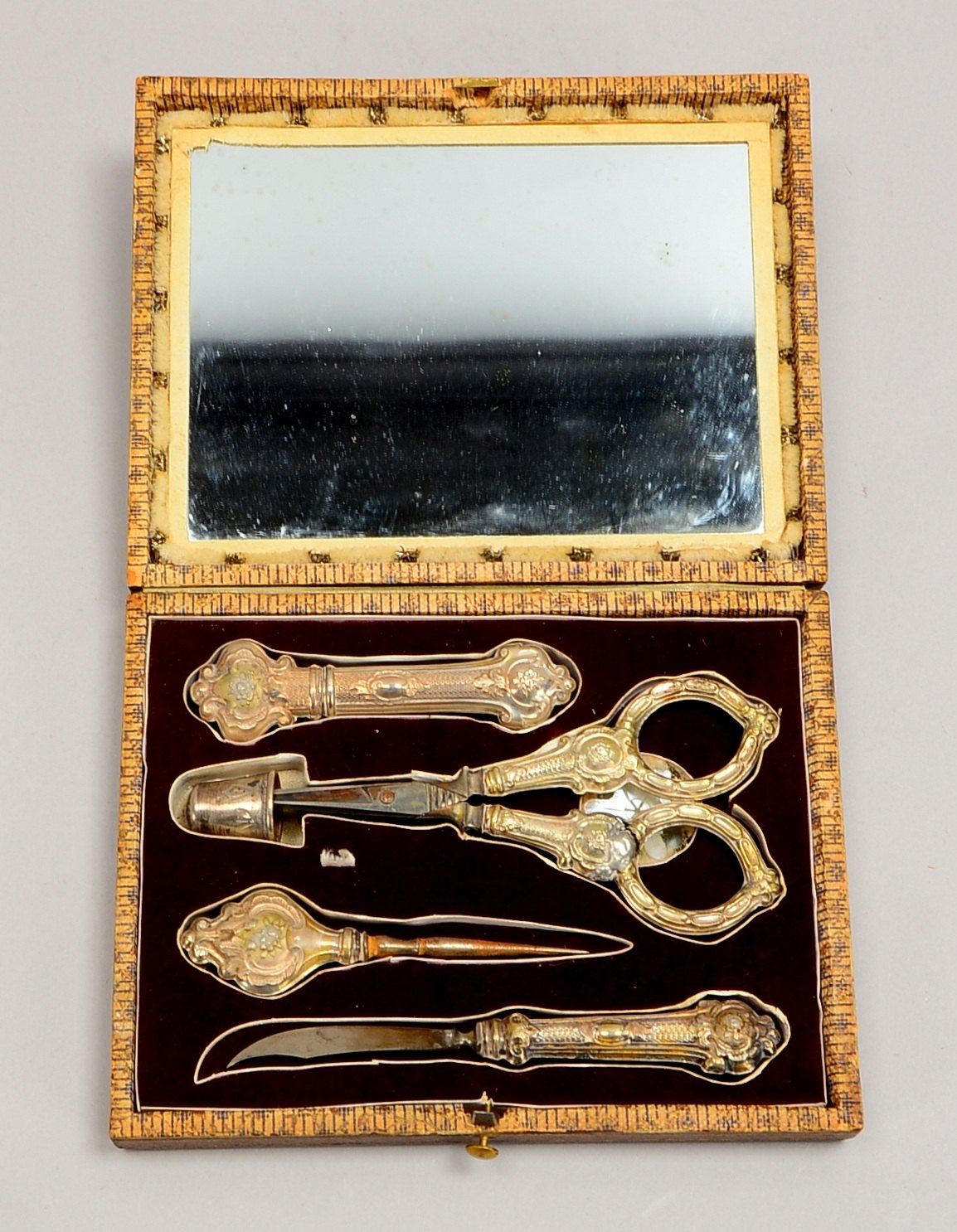 Sammler-Nähset/Necessaire, Silber, 4-teilig, im original Etui/mit Innenspiegel, Deckel mit Reliefdek