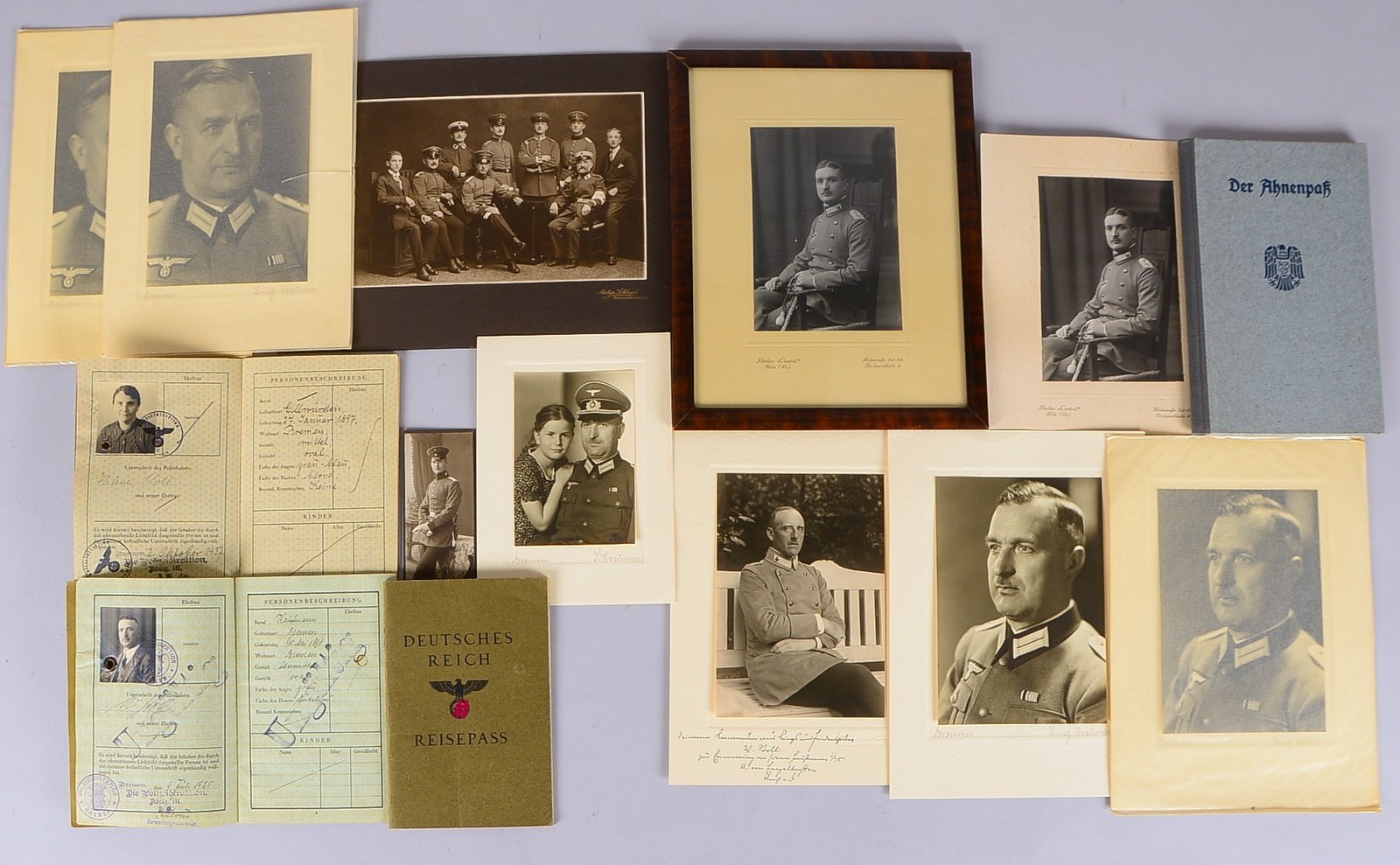 Nachlass-Konvolut ('III. Reich'): 3x Reisepässe, 1 Ahnenpass, 10x s/w-Fotografien