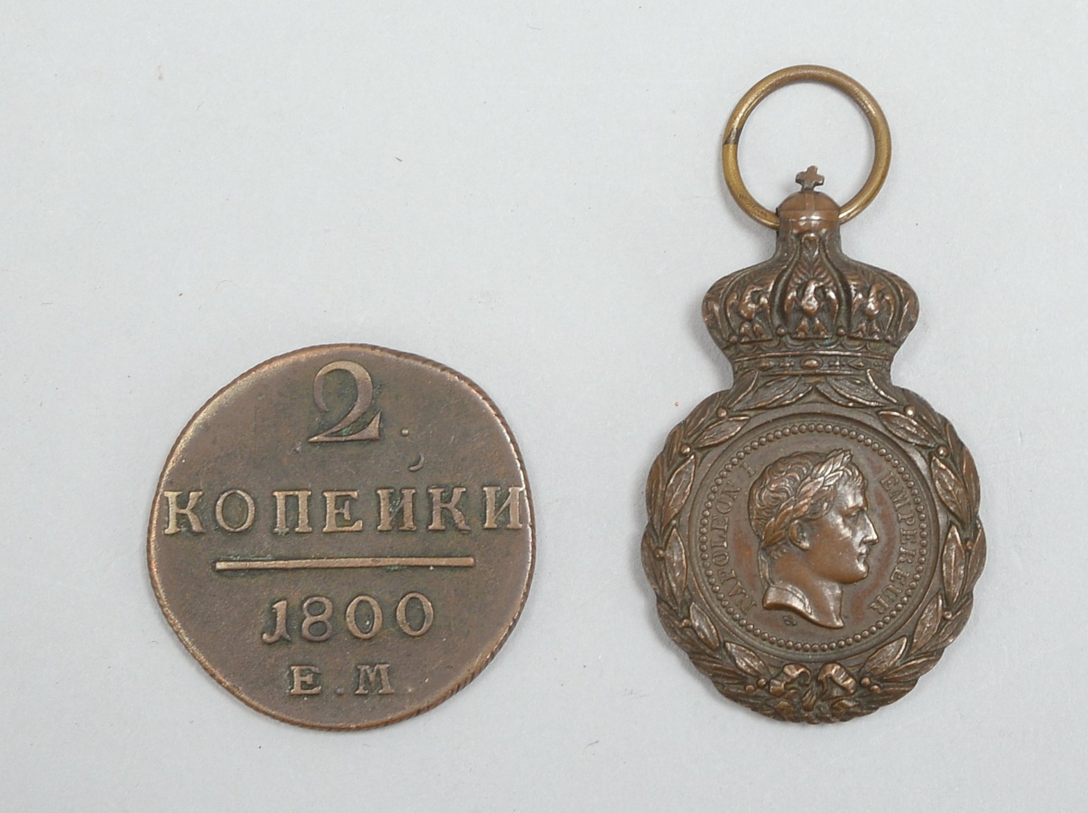 2 Sammler-Münzen: 1 Medaille (Frankreich - von Napoleon III. für die Kriegsveteranen von Napoleon I.