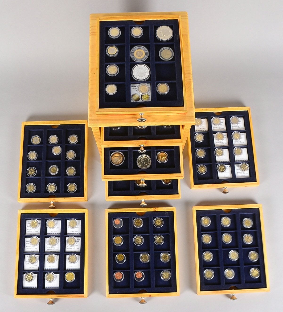Umfangreiche Münzsammlung, in 12-schübigem Münzschrank auf 12x Tabletts gesammelt