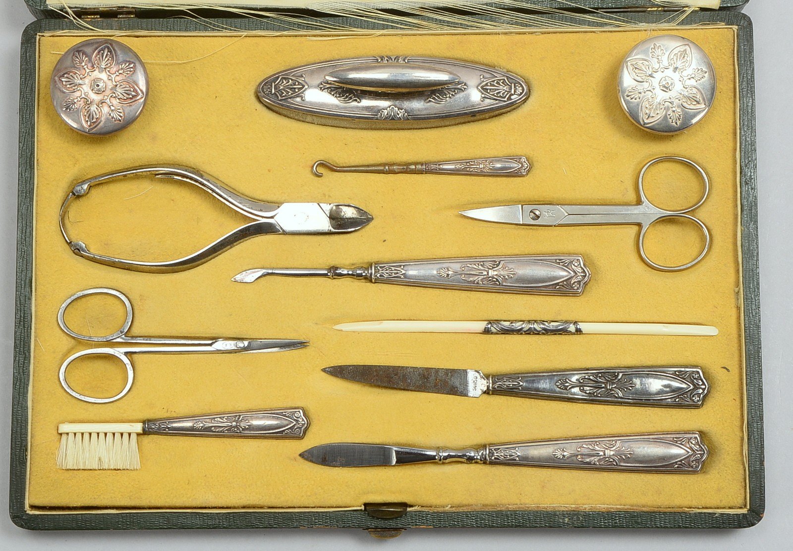 Reise-Pflegenecessaire/Maniküre-Set, 12-teilig, Teile mit Silber-Griff, im Etui (einzelne Klinge los