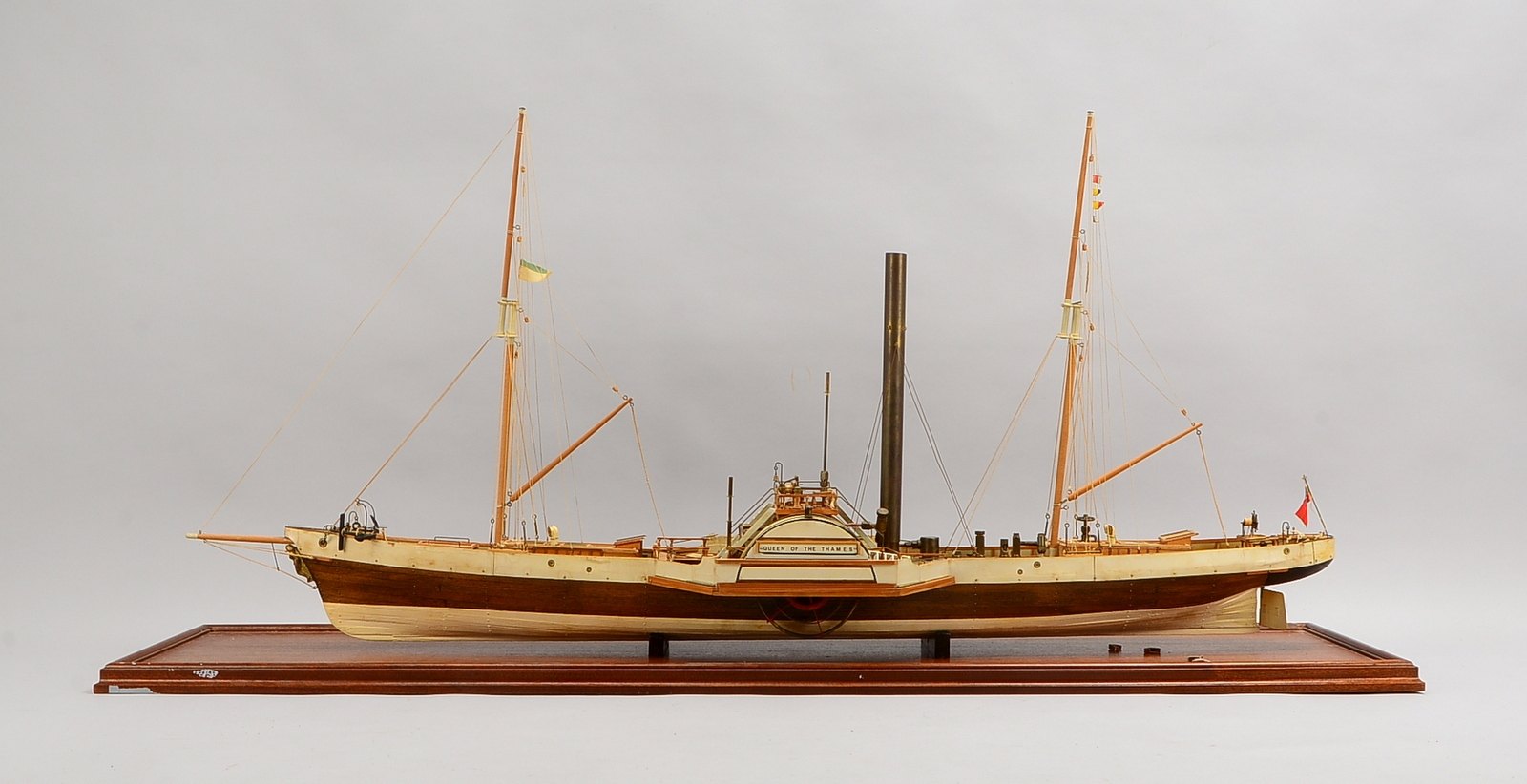 Schiffsmodell, 'Queen of the Thames', Holz, detailreicher Nachbau, Modell auf Holzplatte - nicht auf