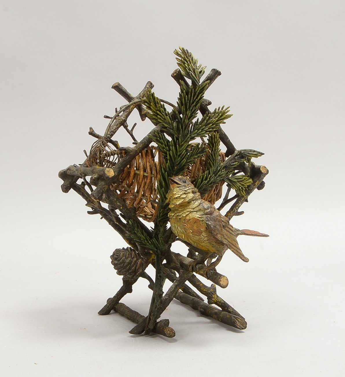Figürlicher Eierkorb, Bronze, mit jagdlichen Appliationen und Vogelfigur/'Wiener Bronze', 'Spatz an
