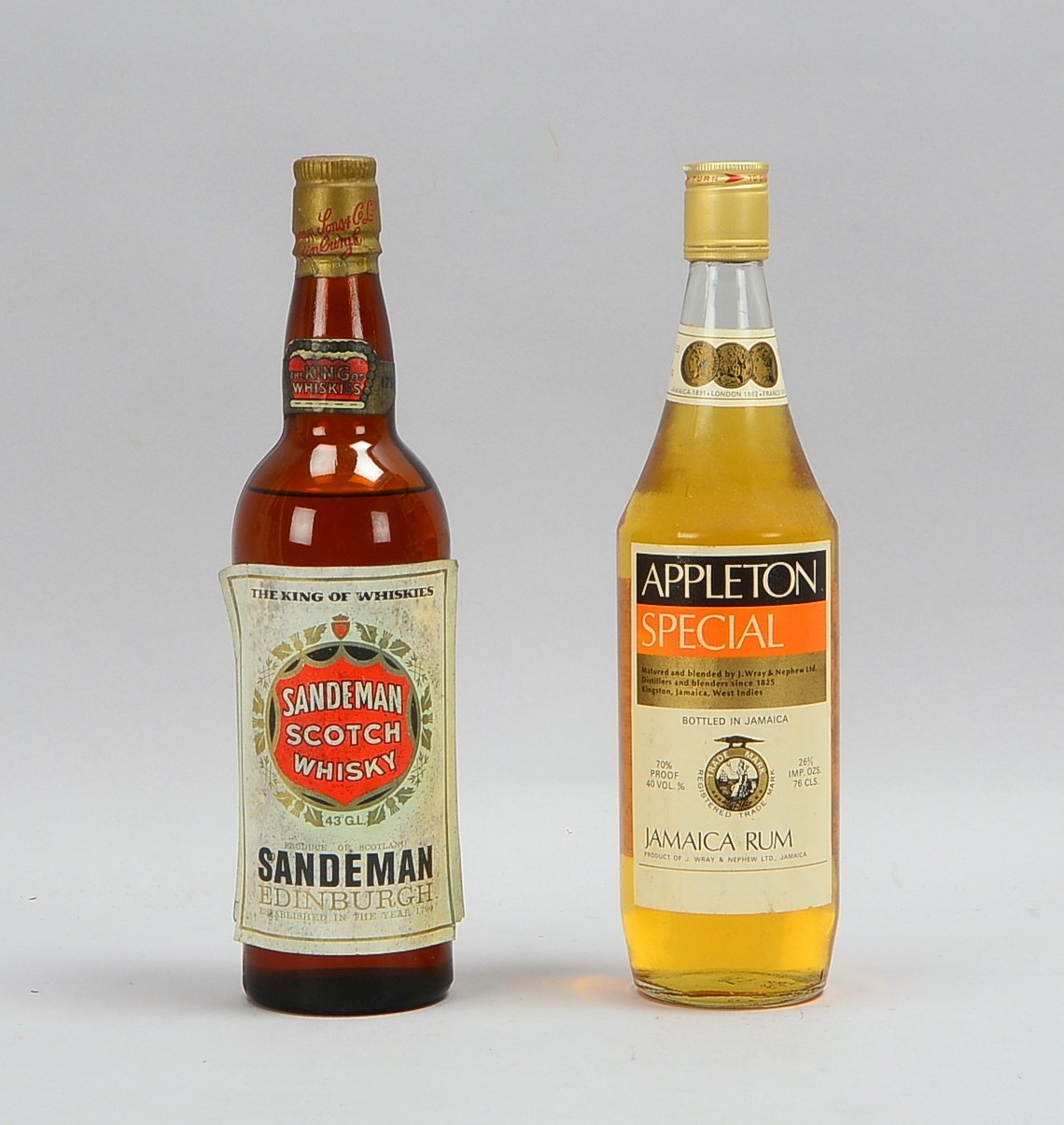 Sammler-Spirituosen, 2 Flaschen: 1x Scotch Whisky, 'Sandeman, Edinburgh - The King of Whiskies' (196