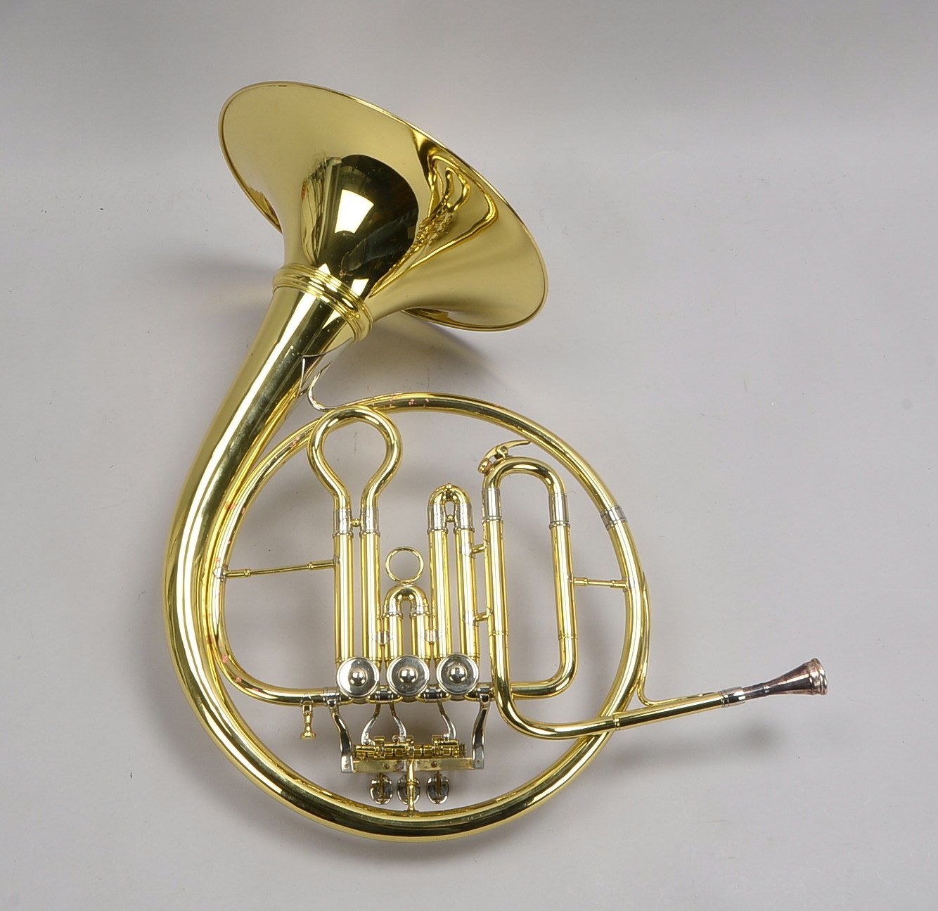 Horn, mit 2 Mundstücken (1x Meister Hablowetz, '6', und 1x Silber-Mundstück, '8L'), mit Tasche - in