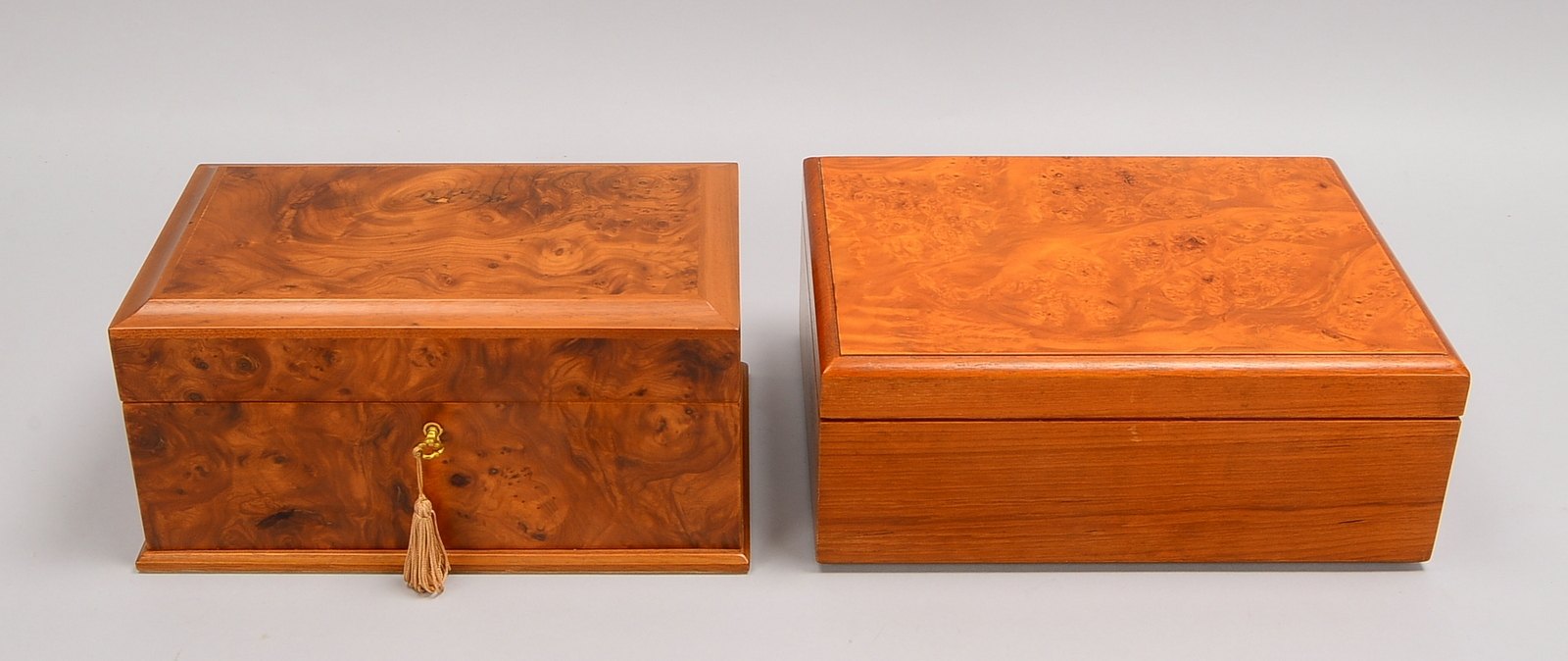 2 Humidore: 1x Savinelli, Holz/Wurzelholz, Hygrometer; 1x mit Luftbefeuchter