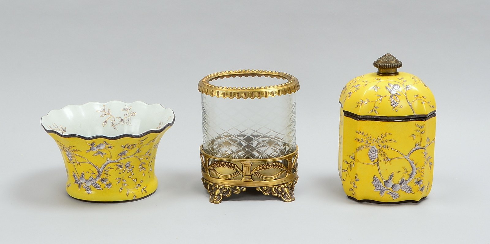 Konvolut dekorativer Gefäße (Art déco), verschiedene Materialien (Porzellan, Glas und Messing), 3 Te