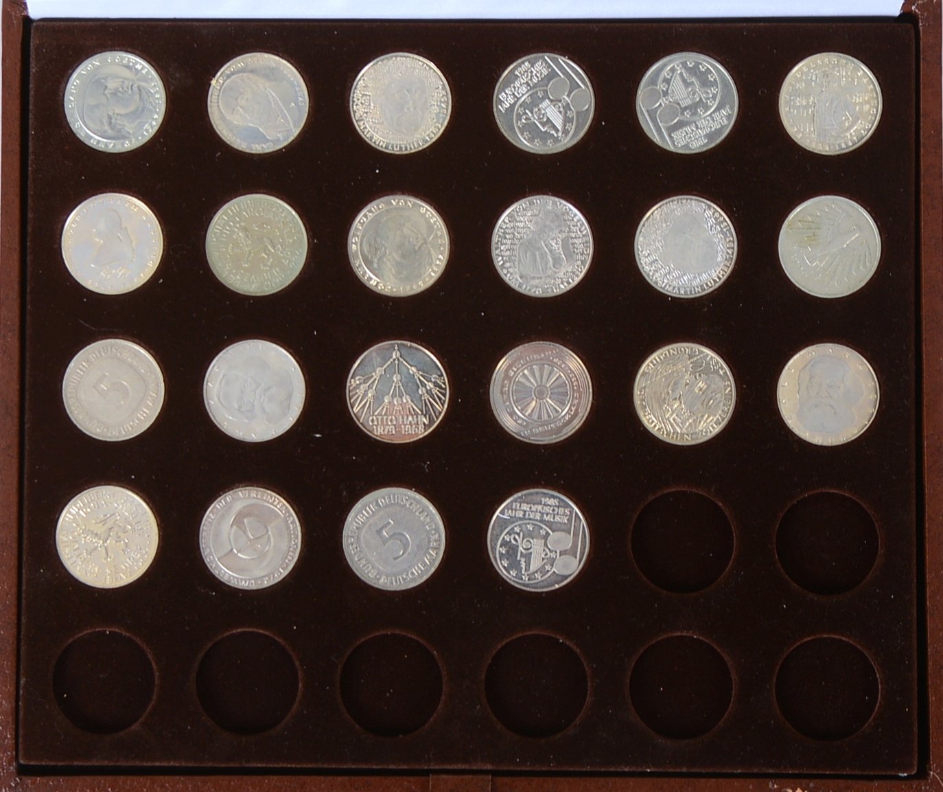 Kleine Münzsammlung ('BRD'), '5 DM'-Gedenkmünzen, 36 Stück/davon 13x Silbermünzen, im Etui