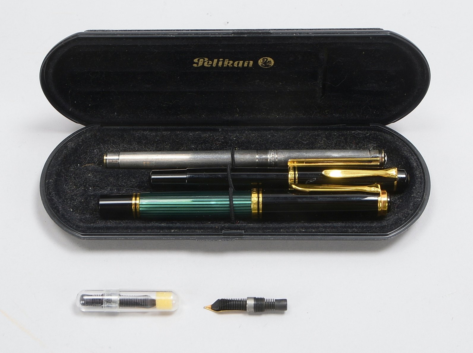 3 Sammler-Schreibgeräte, Füllfederhalter, verschiedene Marken und Ausführungen: 2x Pelikan, jeweils