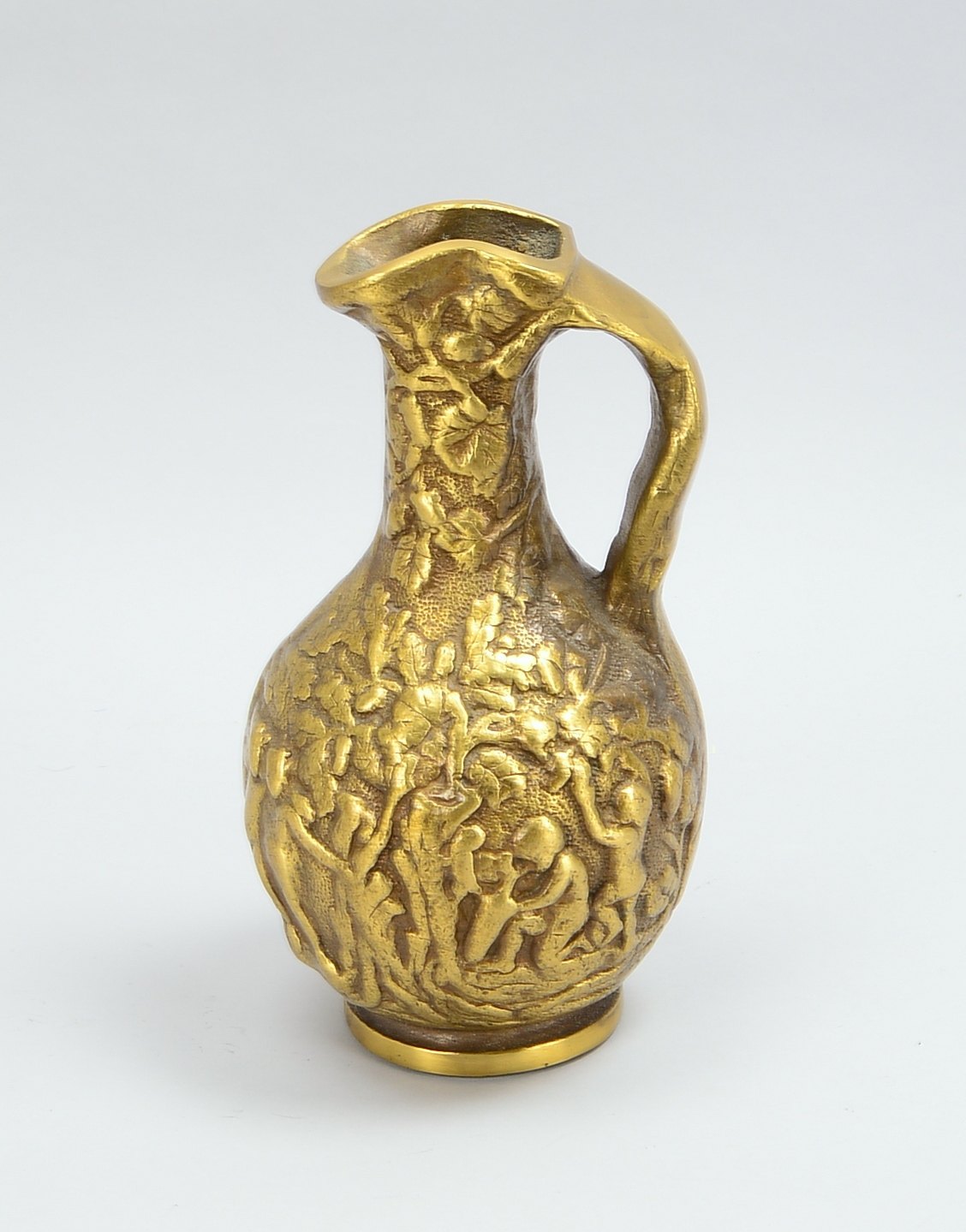 Wasserkrug, Bronze massiv, Wandung umlaufend mit Reliefdekor, 'Putti in Landschaft' - schwere Ausfüh