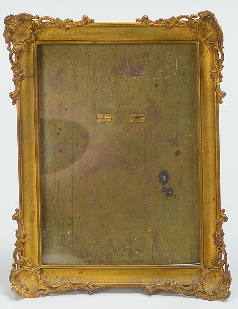 Kleiner Stand-Bilderrahmen, umlaufend mit Rocaillen-Ornamentik, vergoldet; Falzmaße 10 x 14 cm, Rahm