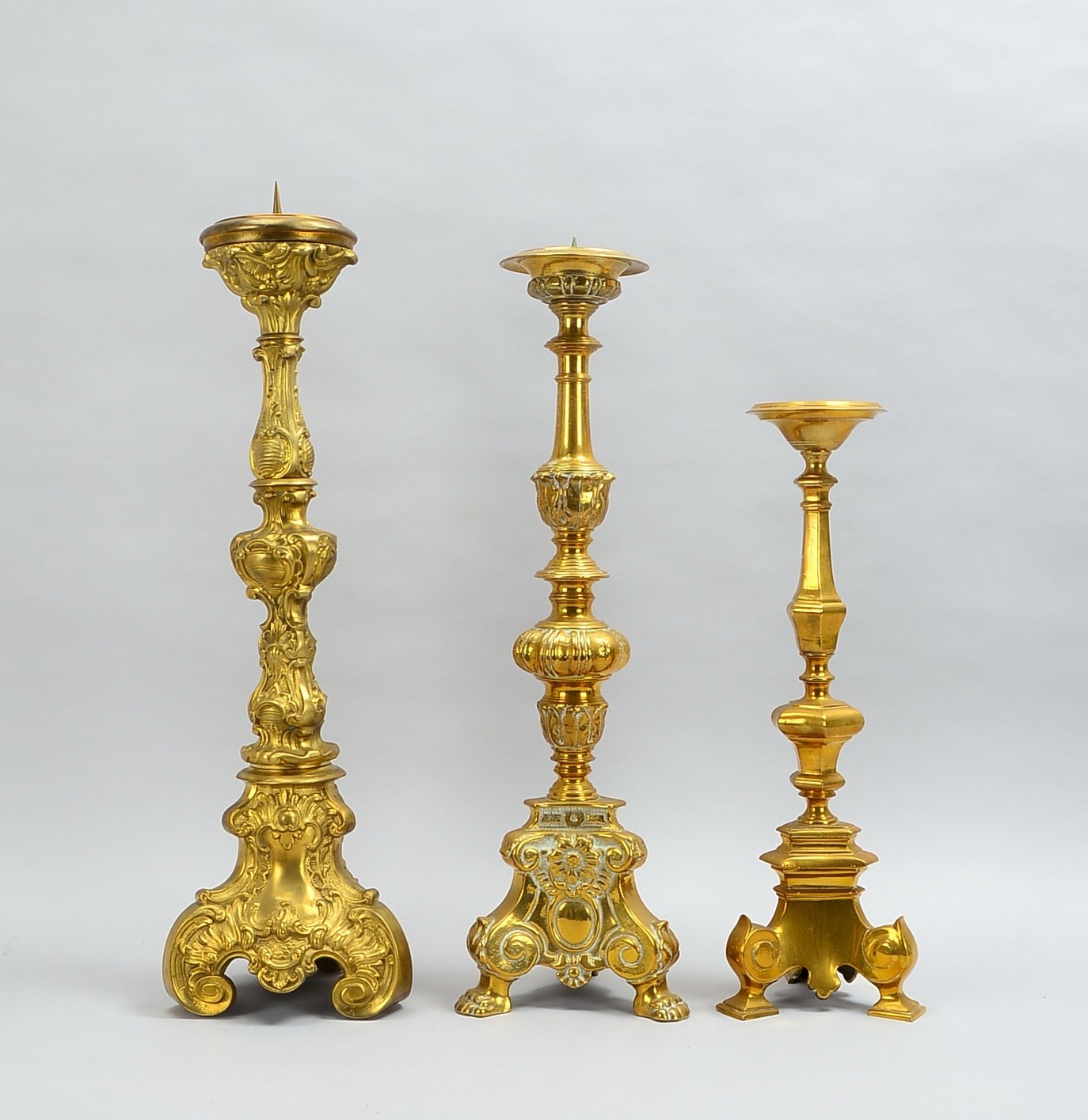 Kleines Standleuchter-Konvolut, Bronze, jeweils 1-flammig, unterschiedliche Ausführungen, jeweils fl