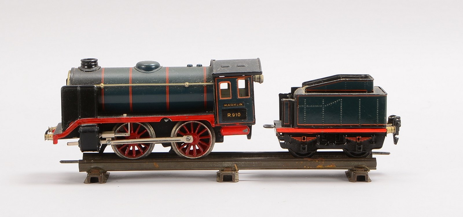 Modelleisenbahn, Märklin R 910, Lok mit Tender, Federuhrwerk, auf Schienenstand