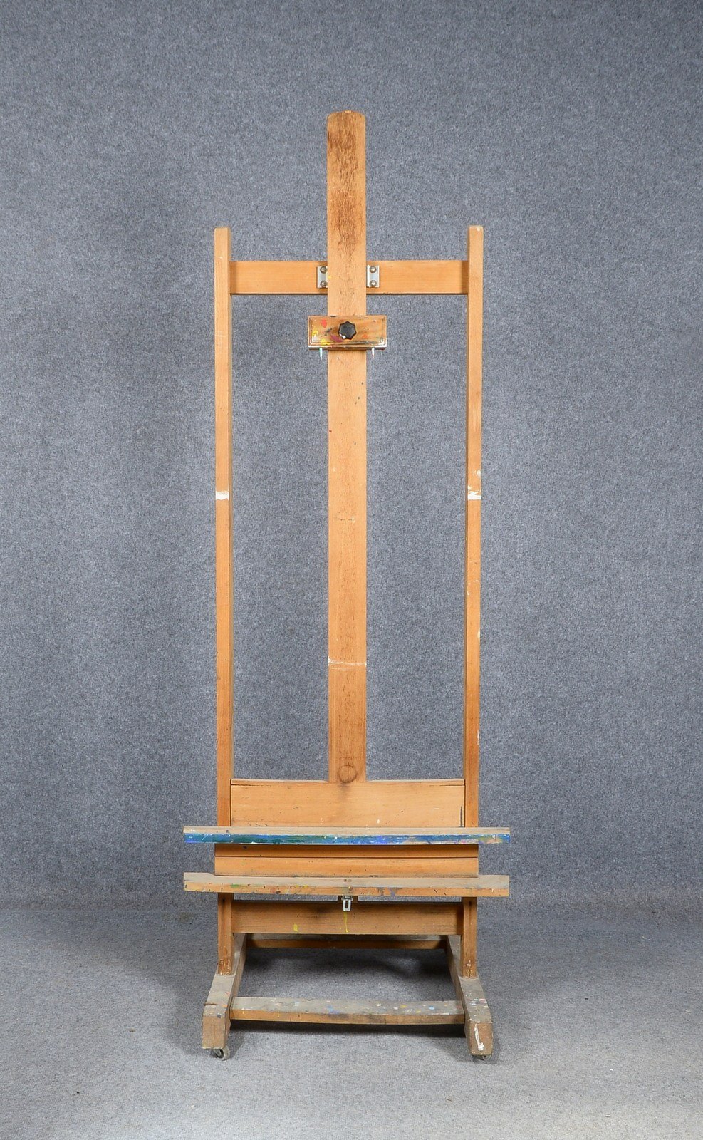 Große Atelier-Staffelei (aus Künstler-Nachlass), Buchenholz, auf Rollen (mit Gebrauchsspuren)