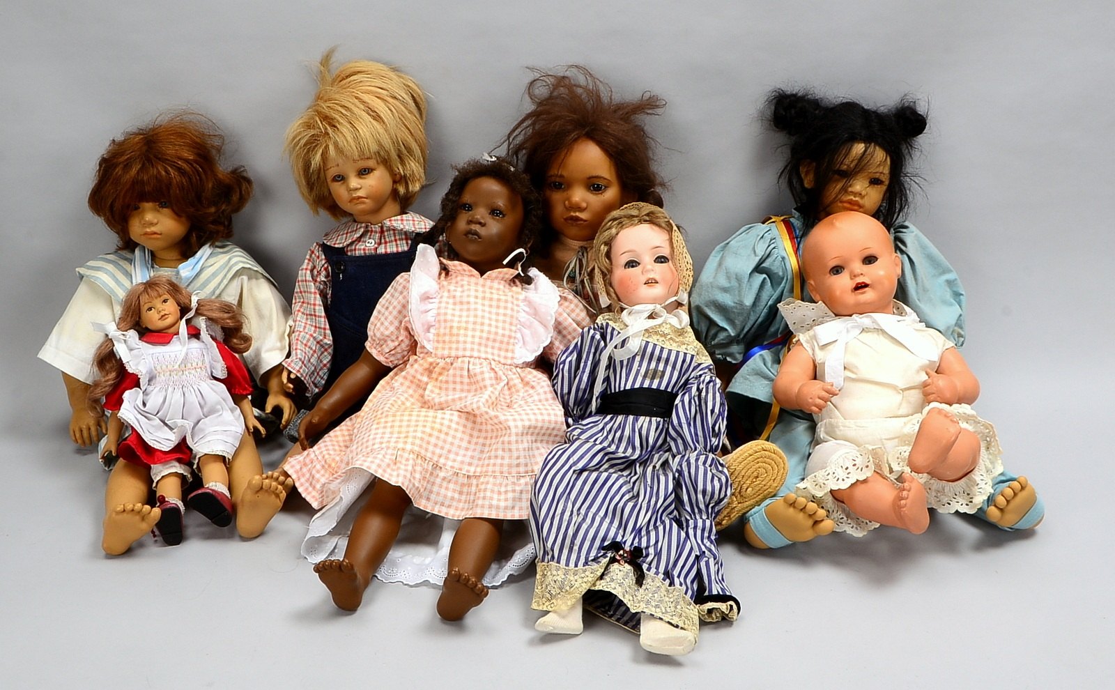 Kleines Sammlerpuppen-Konvolut, verschiedene Marken, Materialien und Ausführungen, Puppen jeweils mi