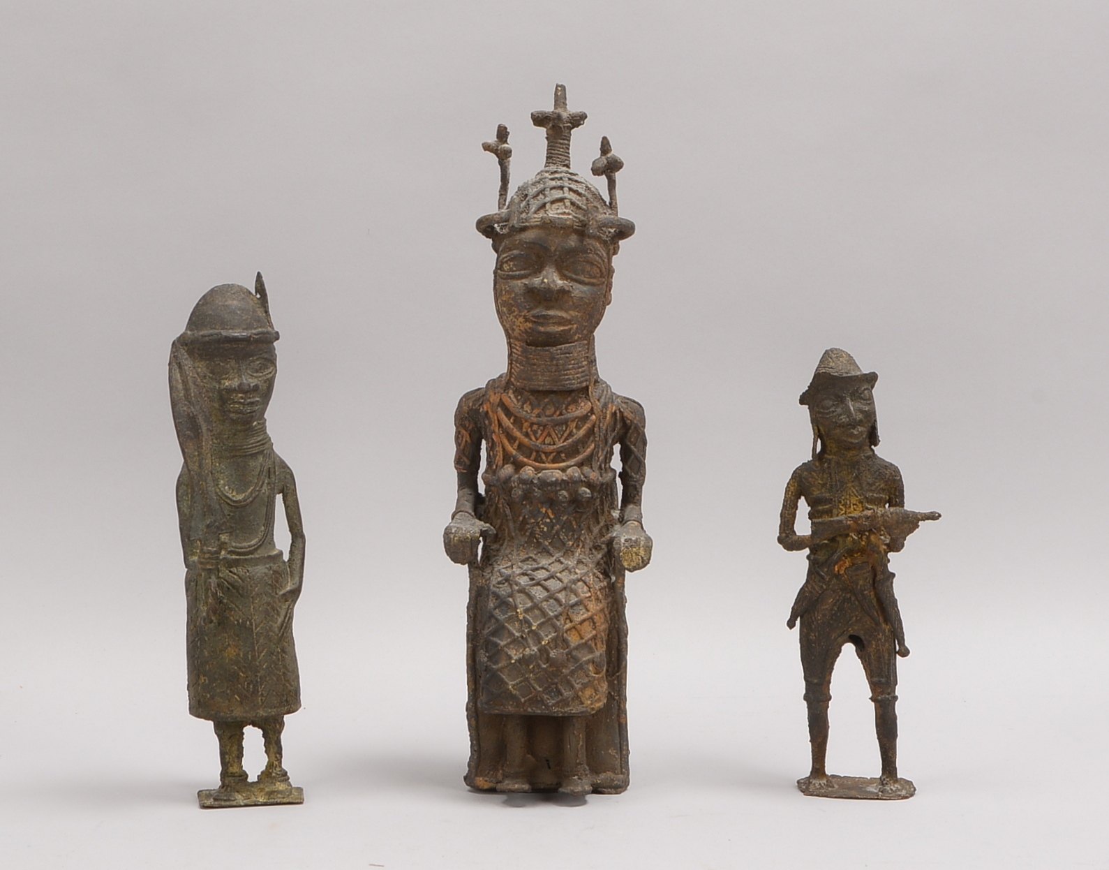3 Gelbguss-Figuren (Afrika): Häuptling, Lanzenkrieger, und Soldat; Höhe 21 - Höhe 33 cm