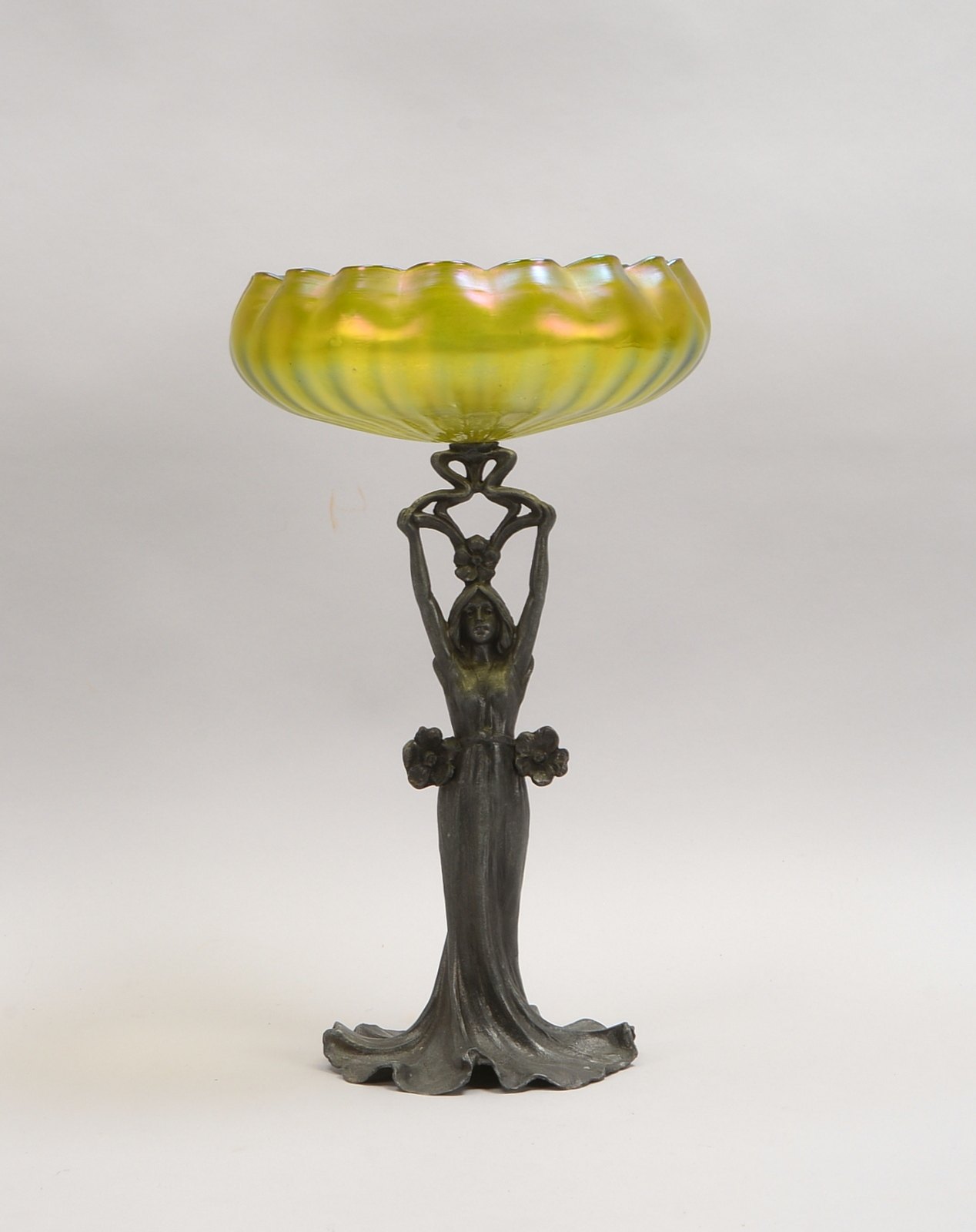 Tischaufsatz, figürl. Weißmetall-Schaft mit grün iris. Glasschale; Höhe 44 cm, Ø 26 cm