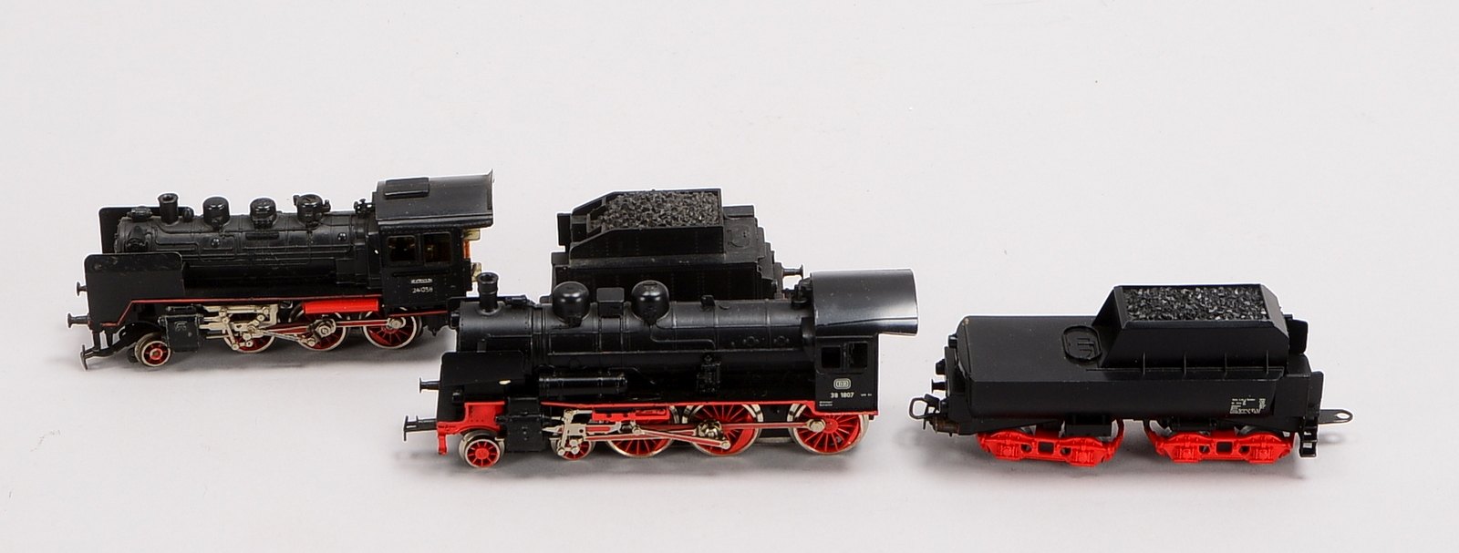2 Modelleisenbahnen, Märklin Spur H0: Modell-Nr. 3003 und Modell-Nr. 3098, in OVP