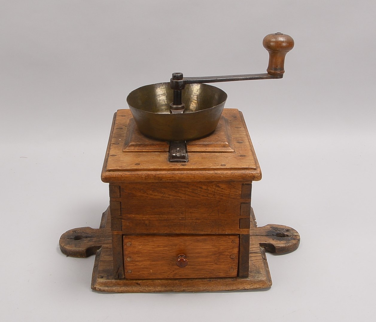 (Kaffee-)Mühle, Gehäuse massive Eiche, mit Schublade; Höhe 37 cm, Breite 43 cm