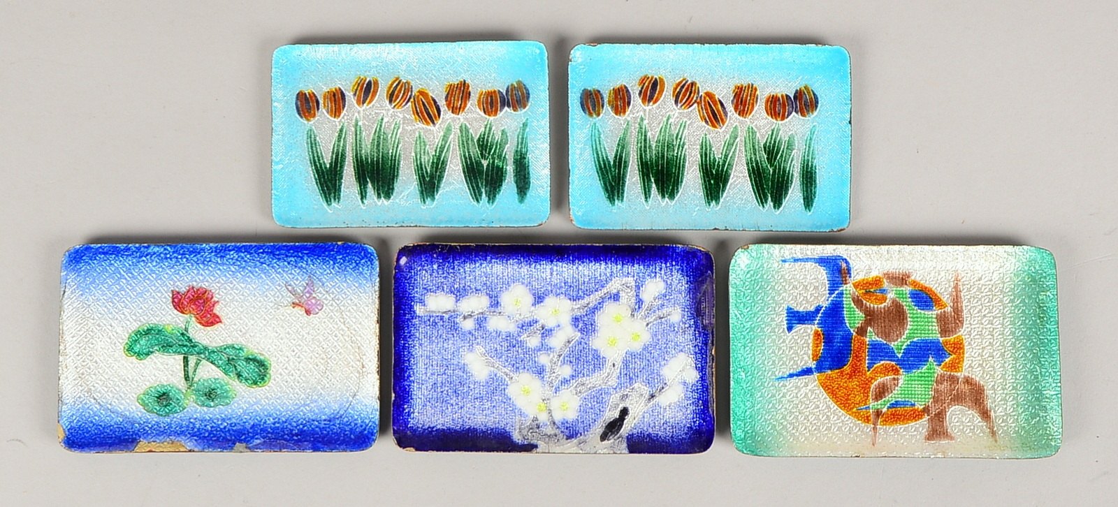 Kleines Sammlerteller-Konvolut (China), jeweils emailliert, mit Blumenmotiven, 5 Stück; Maße bis 12