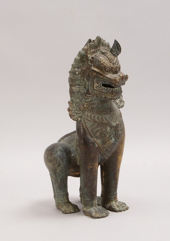 Bronzefigur (China), 'Löwe - Tempelwächter', Bronze partiell reliefiert; Höhe 27,5 cm