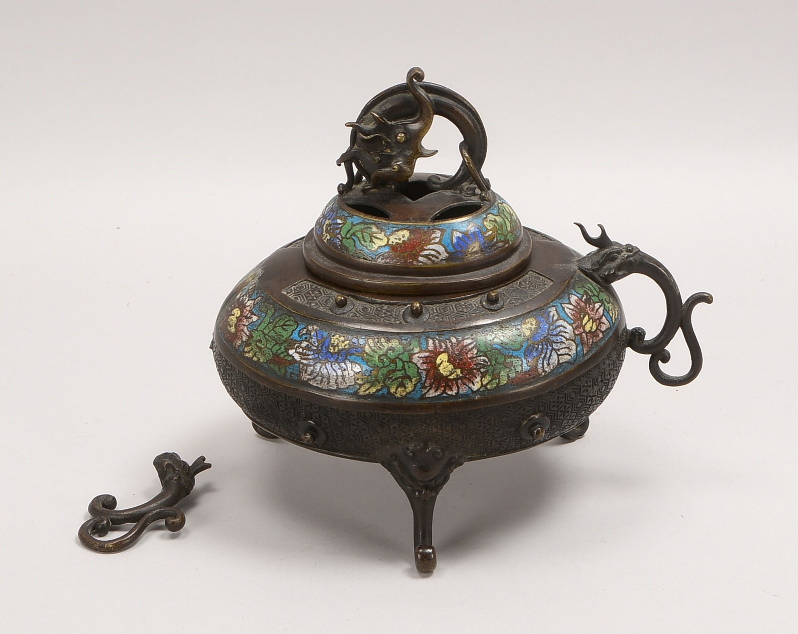 Antikes Räuchergefäß (China), Bronze, Wandung umlaufend mit Cloisonné-Verzierung, Korpus mit 2x figü