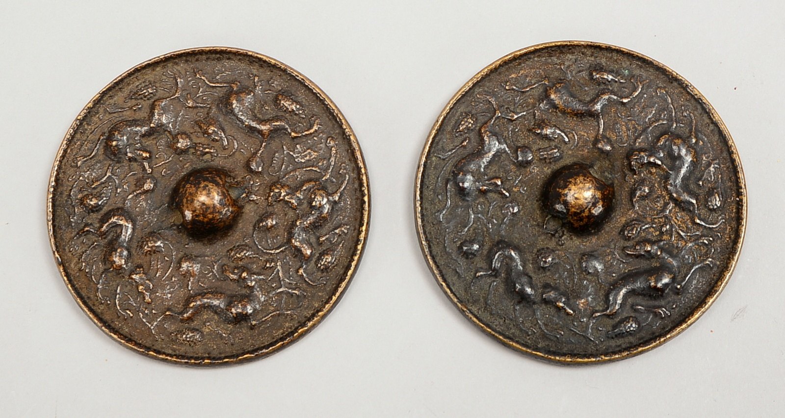 Paar Handspiegel (China), Bronze, mit Reliefdekor; Durchmesser jeweils Ø 9 cm