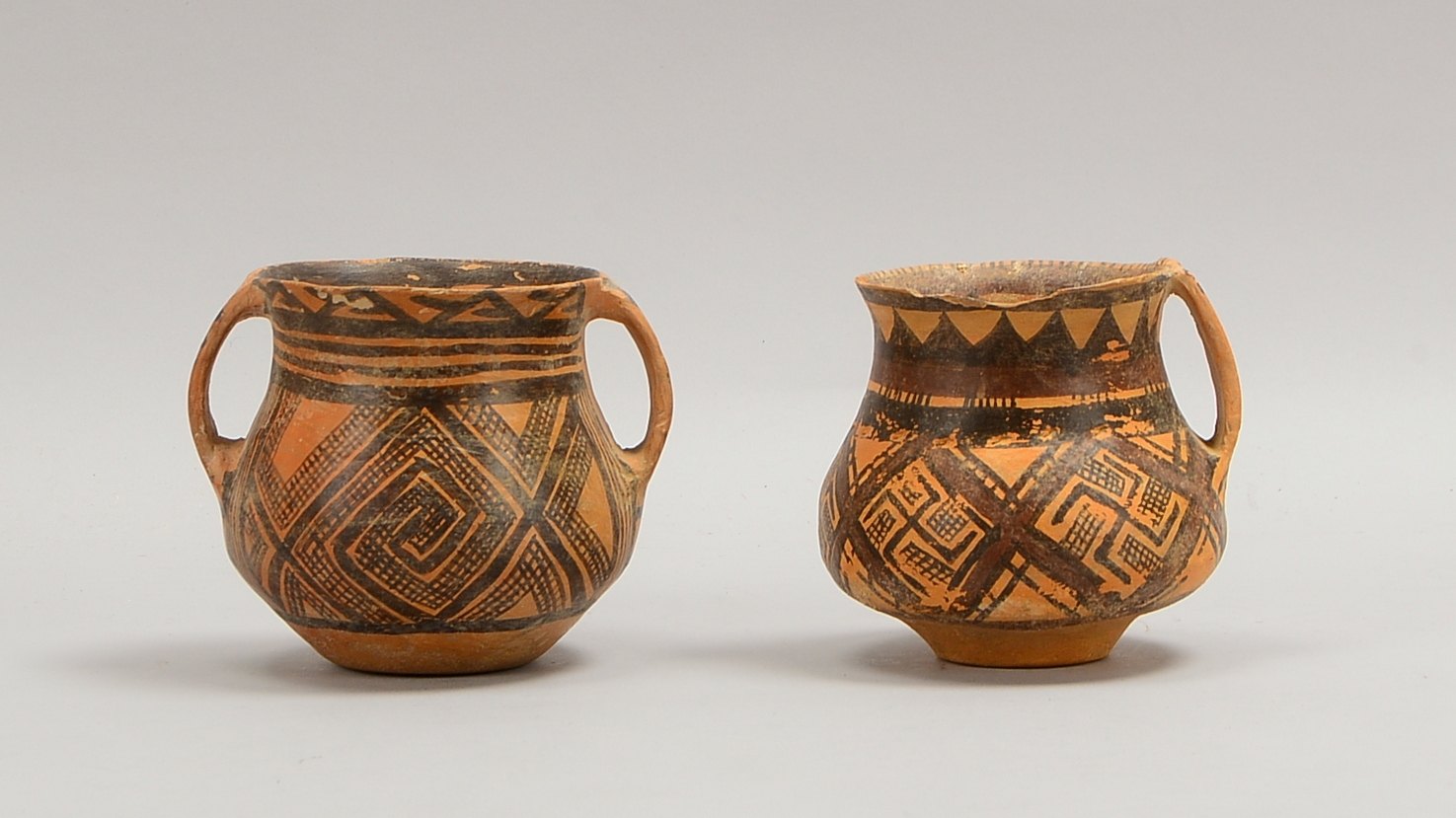 Paar Trinkbecher (China), Ton, Wandung mit geometrischer Schwarzmalerei; Höhe jeweils 10,5 cm (1x mi