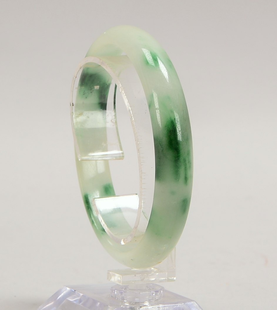 Armreif (China), Jade/teils in Spinatgrün marmoriert; Durchmesser Ø 7 cm