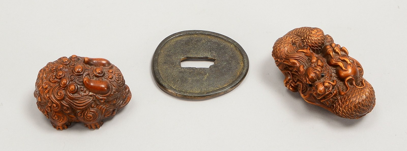Kleines Sammlerkonvolut dekorativer Objekte (China): 1 Tsuba, Bronze, Durchmesser Ø 6 - 7 cm; und 2x