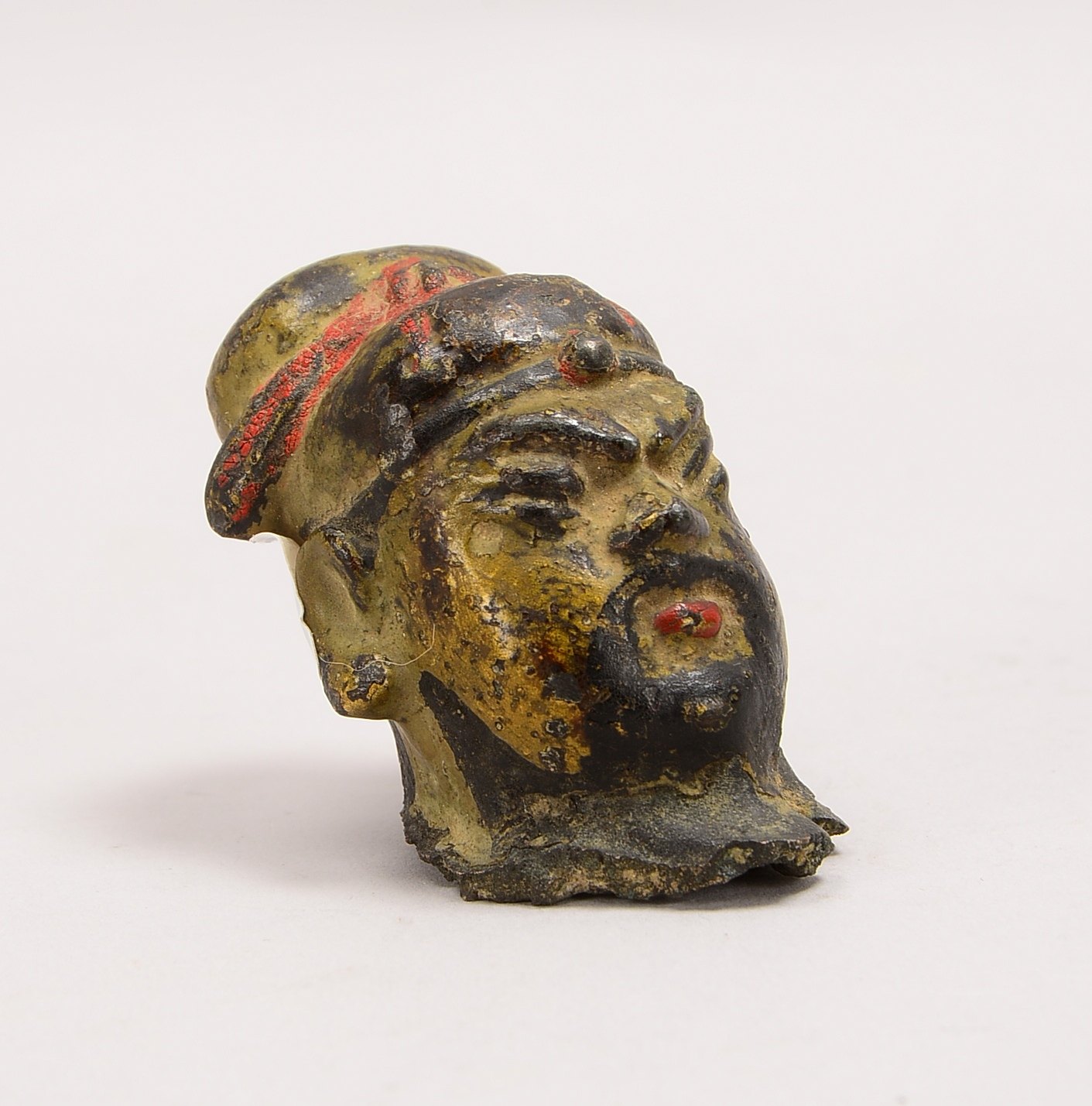 Bronze-Kopffragment einer Figur (China - wohl Ming-Dynastie), Bronze partiell farbig gefasst; Höhe 5