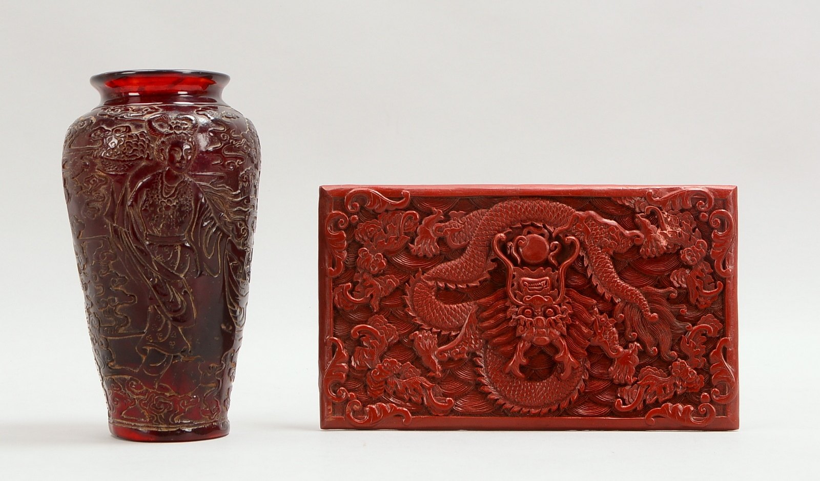 2 dekorative Sammlerobjekte (China): 1 Rotlack-Schnitzerei, Maße 23 x 13,5 cm, und 1 Tischvase, Bake